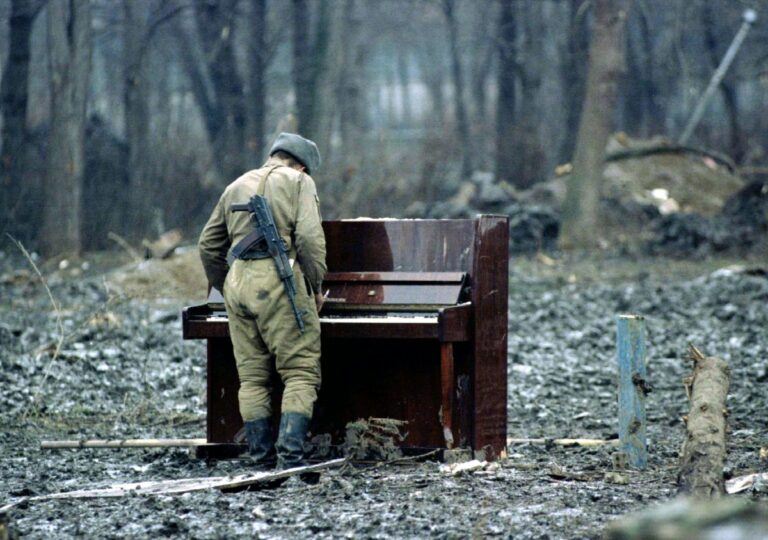 Reuters / Un soldato russo suona un pianoforte abbandonato nel parco di Grozny in Cecenia, il 6 febbraio 1995. Al tempo, l'armata Russa stava combattendo alcuni gruppi di guerriglieri ceceni nella città di Grozny durante la Prima guerra Cecena.