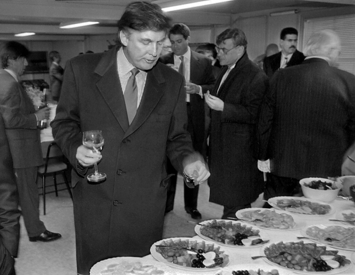 AP / Donald Trump ad un ricevimento mentre si trova in Russia per comprare terreni per costruire residenze di lusso, 5 novembre 1996.